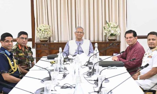 প্রধান উপদেষ্টার সঙ্গে তিন বাহিনী প্রধানের সাক্ষাৎ