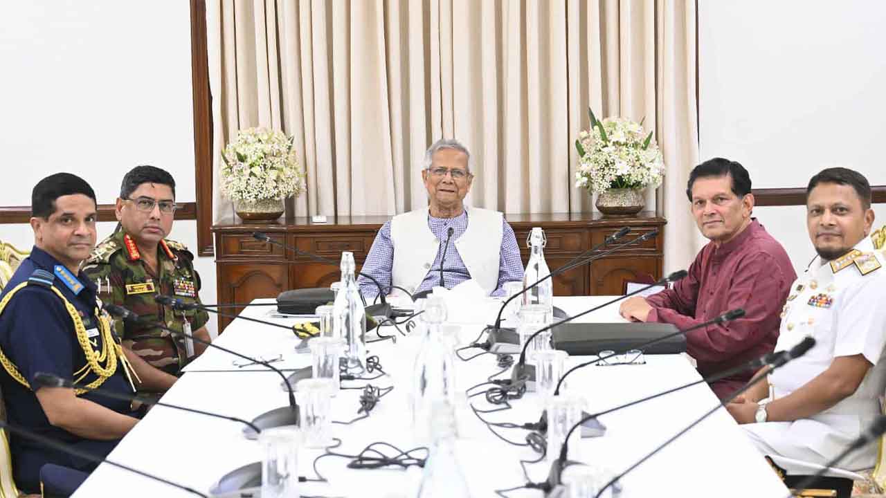 প্রধান উপদেষ্টার সঙ্গে তিন বাহিনী প্রধানের সাক্ষাৎ