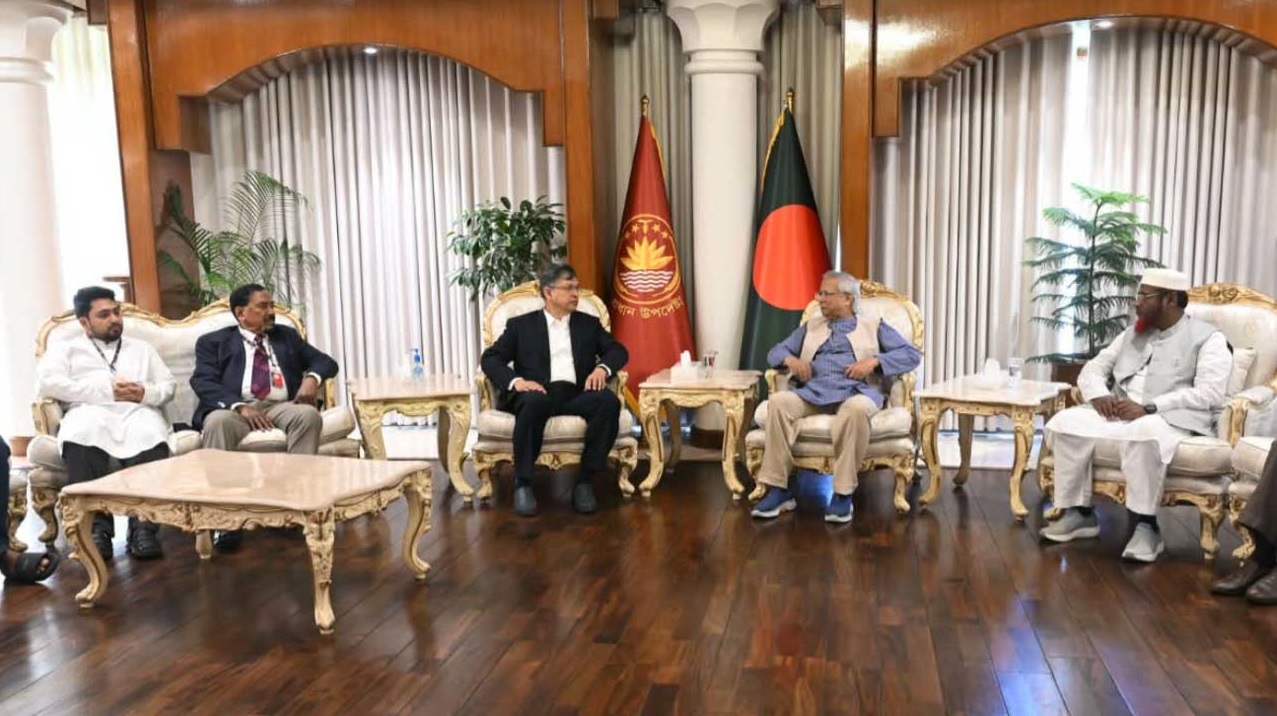 প্রধান উপদেষ্টা অধ্যাপক ড. মুহাম্মদ ইউনূস শনিবার রাষ্ট্রীয় অতিথি ভবন যমুনায় বিএনপি, বাংলাদেশ জামায়াতে ইসলামী ও এনসিপি’র নেতৃবৃন্দের সাথে বৈঠক করেন। ছবি : প্রধান উপদেষ্টার প্রেস উইং