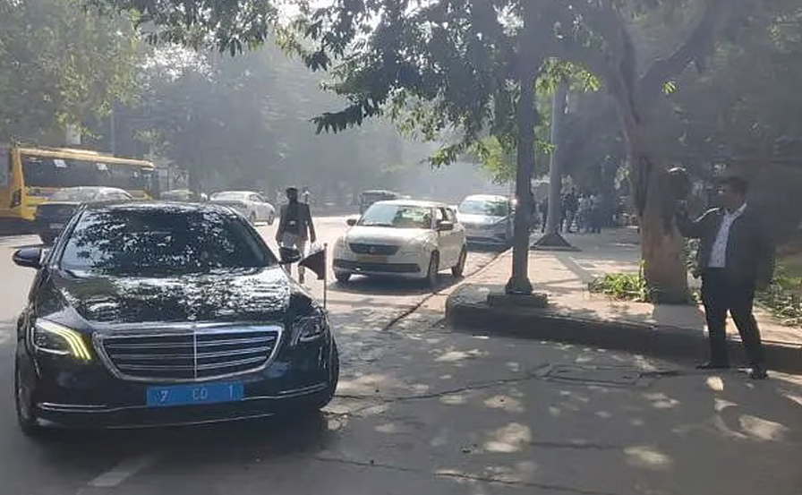 বাংলাদেশের হাইকমিশনার এম রিয়াজ হামিদুল্লাহকে বহনকারী গাড়ি । ছবি: সংগৃহীত