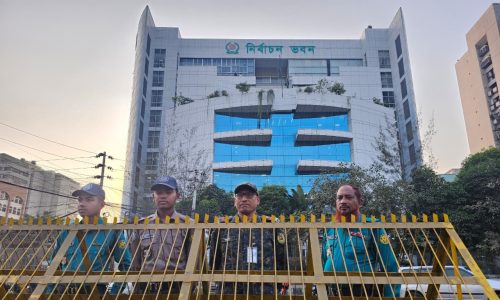 তফসিল ঘোষণা ঘিরে ইসি ভবনে নিরাপত্তা জোরদার: ছবি- ক্যাপ্টেন্স টিভি