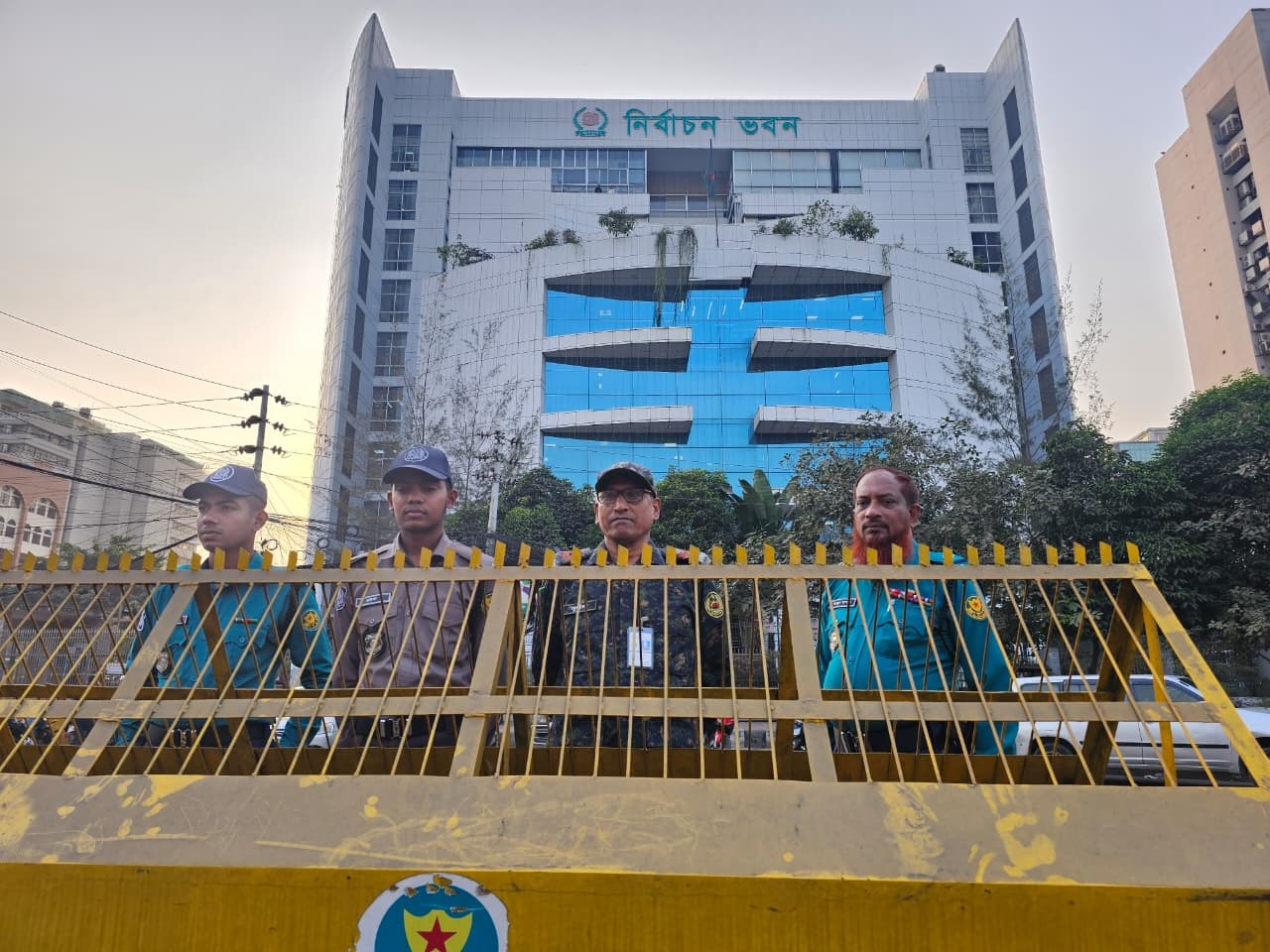 তফসিল ঘোষণা ঘিরে ইসি ভবনে নিরাপত্তা জোরদার: ছবি- ক্যাপ্টেন্স টিভি