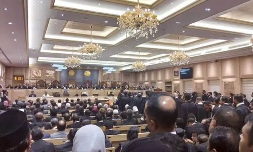 প্রধান বিচারপতির বিদায়ী সংবর্ধনা বাংলাদেশের প্রধান বিচারপতি ড. সৈয়দ রেফাত আহমেদের বিদায়ী সংবর্ধনা শুরু হয়েছে। বৃহস্পতিবার (১৮ ডিসেম্বর) সকাল সাড়ে ১০টায় বাংলাদেশ সুপ্রিম কোর্টের আপিল বিভাগের ১নং কোর্টে (প্রধান বিচারপতির এজলাস) এই সংবর্ধনা অনুষ্ঠান শুরু হয়। এ সময় সর্বোচ্চ আদালতের আপিল বিভাগ কানায় কানায় পূর্ণ হয়ে যায়। এদিন সুপ্রিম কোর্ট আইনজীবী সমিতি (বার অ্যাসোসিয়েশন) ও অ্যাটর্নি জেনারেল কার্যালয়ের পক্ষ থেকে প্রধান বিচারপতি সৈয়দ রেফাত আহমেদের বিদায়ী সংবর্ধনার আয়োজন করে। সুপ্রিম কোর্টের গণসংযোগ কর্মকর্তা মো. শফিকুল ইসলামের দেওয়া বিজ্ঞপ্তিতে জানানো হয়, সুপ্রিম কোর্ট আইনজীবী সমিতির পক্ষে সভাপতি এ এম মাহবুব উদ্দিন খোকন ও অ্যাটর্নি জেনারেল কার্যালয়ের পক্ষে অ্যাটর্নি জেনারেল মো. আসাদুজ্জামান দেশের প্রধান বিচারপতিকে বিদায়ী সংবর্ধনা দিচ্ছেন। তারই ধারাবাহিকতায় আজ অনুষ্ঠান চলছে। ২০২৪ সালের জুলাই-আগস্টে ছাত্র-জনতার গণঅভ্যুত্থানের প্রেক্ষাপটে দেশের ২৫তম প্রধান বিচারপতির দায়িত্ব নেন ড. সৈয়দ রেফাত আহমেদ। ২০২৪ সালের ১১ আগস্ট প্রধান বিচারপতি হিসেবে তিনি শপথ নেন। সংবিধান অনুযায়ী, বিচারপতিদের অবসরের বয়স ৬৭ বছর। প্রধান বিচারপতি সৈয়দ রেফাত আহমেদ ১৯৫৮ সালের ২৮ ডিসেম্বর জন্মগ্রহণ করেন। সে হিসেবে প্রধান বিচারপতির বয়স ৬৭ বছর পূর্ণ হতে যাচ্ছে ২৭ ডিসেম্বর। সেদিন ছুটি থাকায় আগামীকাল তার শেষ কর্মদিবস। প্রথা অনুসারে শেষ কর্মদিবসে বিদায়ী বিচারপতিকে সুপ্রিম কোর্ট আইনজীবী সমিতি ও অ্যাটর্নি জেনারেল কার্যালয়ের পক্ষ থেকে বিদায়ী সংবর্ধনা জানানো হয়। প্রধান বিচারপতির বিদায়ী সংবর্ধনা, কানায় কানায় পূর্ণ আপিল বিভাগ এর আগে দেশের জেলা আদালতগুলোতে কর্মরত উচ্চ পর্যায়ের বিচার বিভাগীয় কর্মকর্তাদের উদ্দেশে গত রোববার (১৪ ডিসেম্বর) প্রধান বিচারপতি হিসেবে নিজের বিদায়ী অভিভাষণে বিচারপতি সৈয়দ রেফাত আহমেদ কথা বলেন। সুপ্রিম কোর্ট মিলনায়তনে এ উপলক্ষে গুরুত্বপূর্ণ অধিবেশনের আয়োজন করা হয়। প্রধান বিচারপতি সৈয়দ রেফাত আহমেদ ঢাকা বিশ্ববিদ্যালয়ের সাবেক ছাত্র। তিনি বিশ্বখ্যাত অক্সফোর্ড বিশ্ববিদ্যালয়ের ওয়াডাম কলেজ থেকে প্রথম শ্রেণিতে আইন শাস্ত্রের ওপর ডিগ্রি অর্জন করেন। পরে মাস্টার্স ও পিএইচডি করেন যুক্তরাষ্ট্রের টাফ্টস ইউনিভার্সিটির ফ্লেচার স্কুল অব ল’ অ্যান্ড ডিপ্লোমেসিতে। সৈয়দ রেফাত আহমেদ অভিবাসন আইন বিশেষজ্ঞ হিসেবে ইউএনএইচসিআরের সঙ্গে কাজ করেন। সৈয়দ রেফাত আহমেদ ১৯৮৪ সালে ঢাকা জেলা আদালতে এবং ১৯৮৬ সালে হাইকোর্ট বিভাগের আইনজীবী হন। ২০০৩ সালের ২৭ এপ্রিল তিনি হাইকোর্টের অতিরিক্ত বিচারক হন। এর দুই বছর পর তিনি হাইকোর্টের স্থায়ী বিচারপতি হন। ছবি : সংগৃহীত