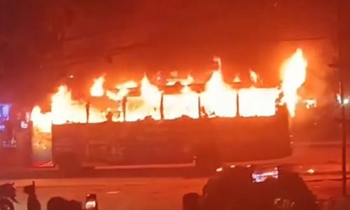 রাত পৌনে ৮টার দিকে এ ঘটনা ঘটে।