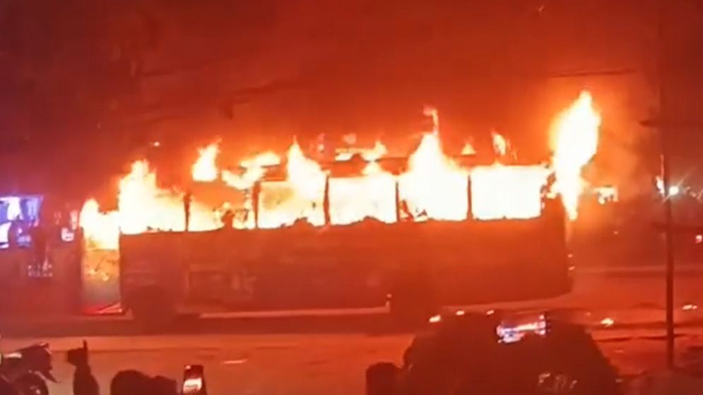 রাত পৌনে ৮টার দিকে এ ঘটনা ঘটে।