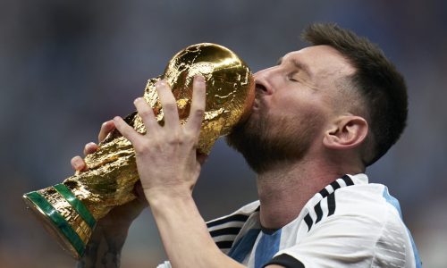 মেসির সঙ্গে ছবি তুলতে লাগবে ১০ লাখ রুপি